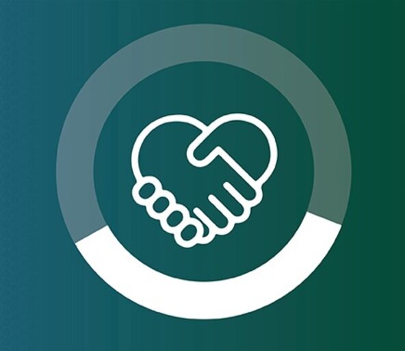 Soziales Engagement und Wertschätzung: Die petrolfarbene Grafik zeigt einen kreisrunden Rahmen, im Zentrum sind zwei einander schüttelnde Hände zu sehen. 