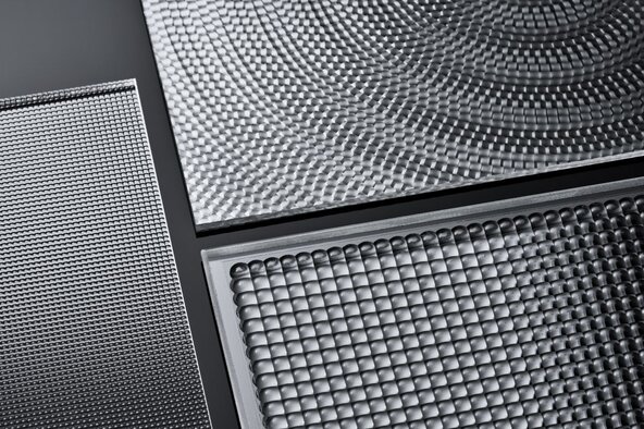 Verschiedene Mikrolinsenarrays aus Kunststoff und Silikon-auf-Glas (SOG) mit verschiedenen Strukturen und Anordnungen der Linsen