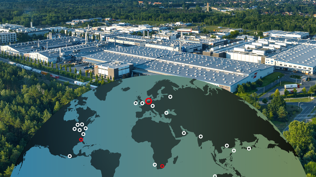 Von der Farbenwerkstatt zum Global-Player: Der Weltmarktführer für Kunststoffveredelung bringt German Engineering in die ganze Welt. ORAFOL beschäftigt an 24 Standorten auf 5 Kontinenten rund 2.500 Mitarbeiter und vertreibt seine Produkte in über 100 Ländern weltweit. Im Hintergrund ein Luftbild der Unternehmenszentrale in Oranienburg.