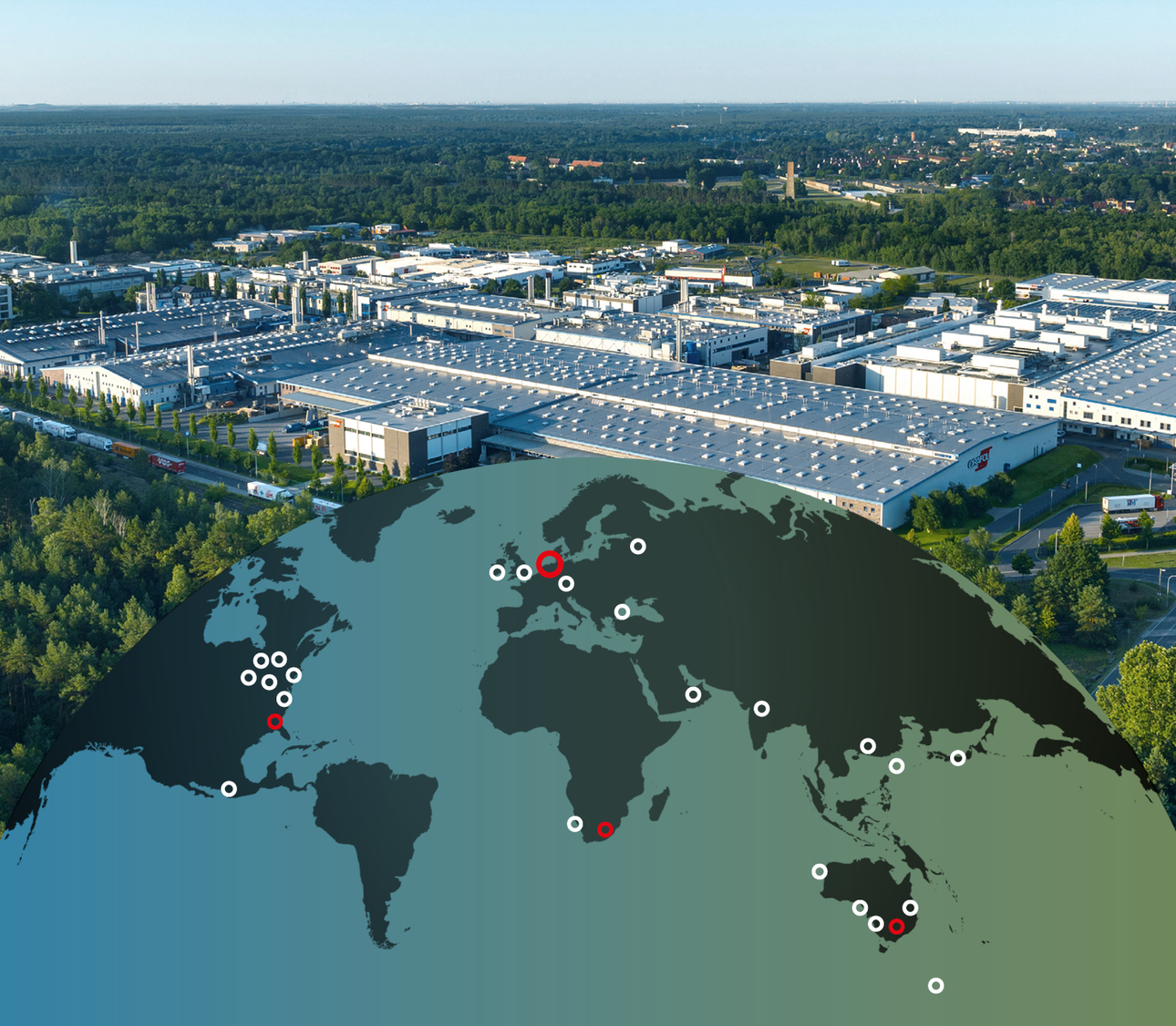 Von der Farbenwerkstatt zum Global-Player: Der Weltmarktführer für Kunststoffveredelung bringt German Engineering in die ganze Welt. ORAFOL beschäftigt an 24 Standorten auf 5 Kontinenten rund 2.500 Mitarbeiter und vertreibt seine Produkte in über 100 Ländern weltweit. Im Hintergrund ein Luftbild der Unternehmenszentrale in Oranienburg.
